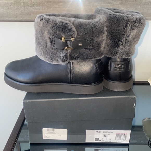 Brand new in box black classic mini berge boot. Water resistant ugg! - Picture 3 of 7